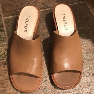 Tan open toed mule w/ chunky heel
